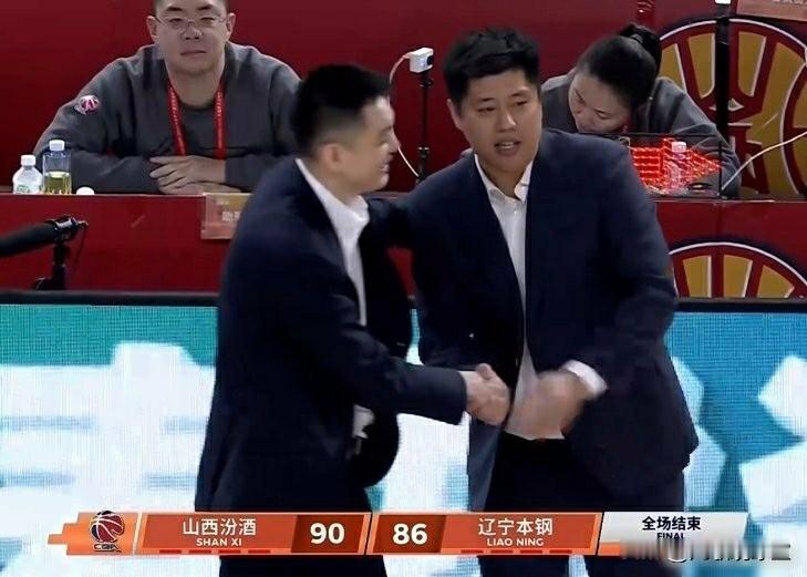 杨鸣格局打开了！辽篮输山西赛后，双方主教练握手环节，杨鸣还对着辽宁老乡潘江笑嘻嘻