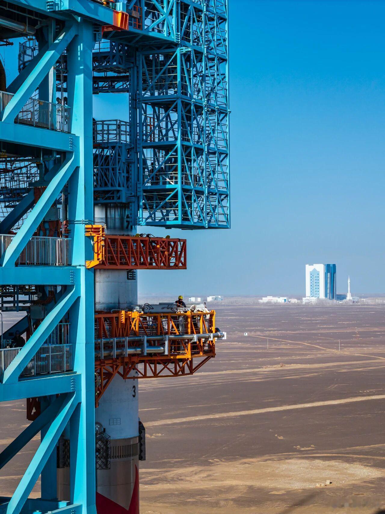 蓝箭航天发布了两张朱雀三号视角看长征二号F火箭照片。朱雀三号发射日期应该快了吧。