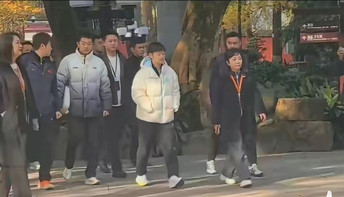 今天莎莎去武侯祠啦[笑着哭]，今天在成都备战2025成都混团世界杯的孙颖莎、梁靖