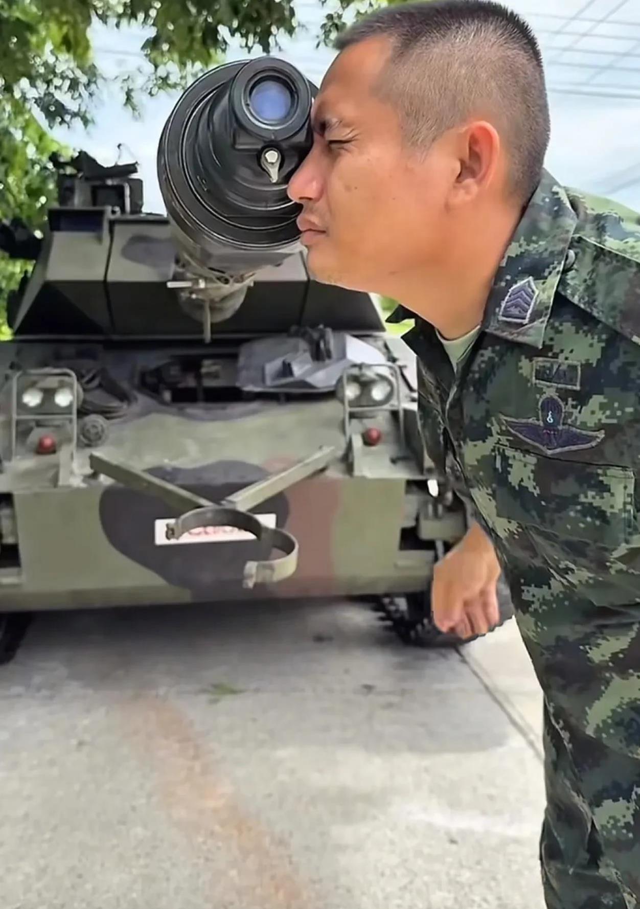 泰国陆军的美式黄貂鱼轻型坦克还算不错，有没有人知道这位泰国军士在做什么？