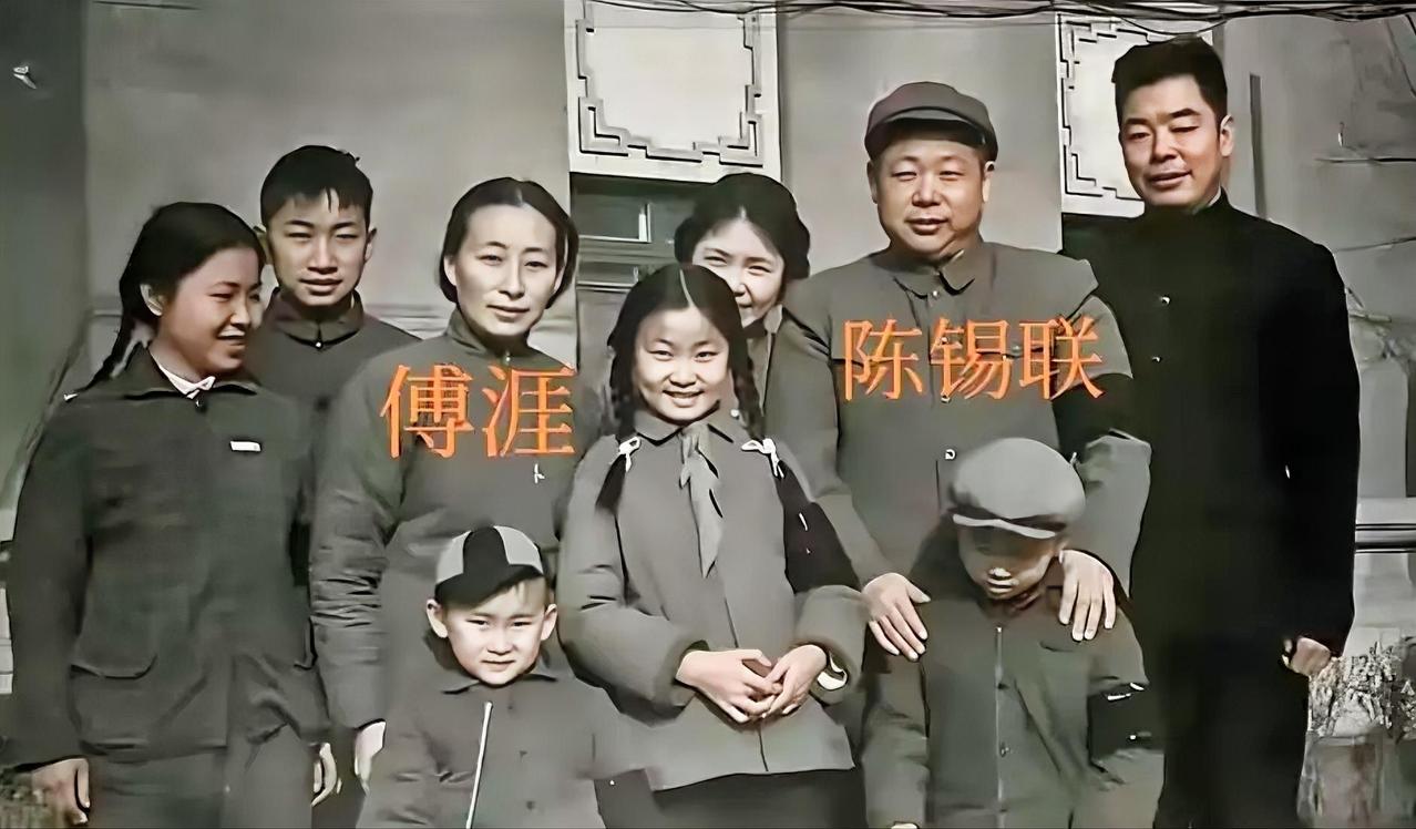 1955年授衔，陈赓是大将，妹夫谭政是大将，连襟陈锡联是上将。更离谱的是，他家小