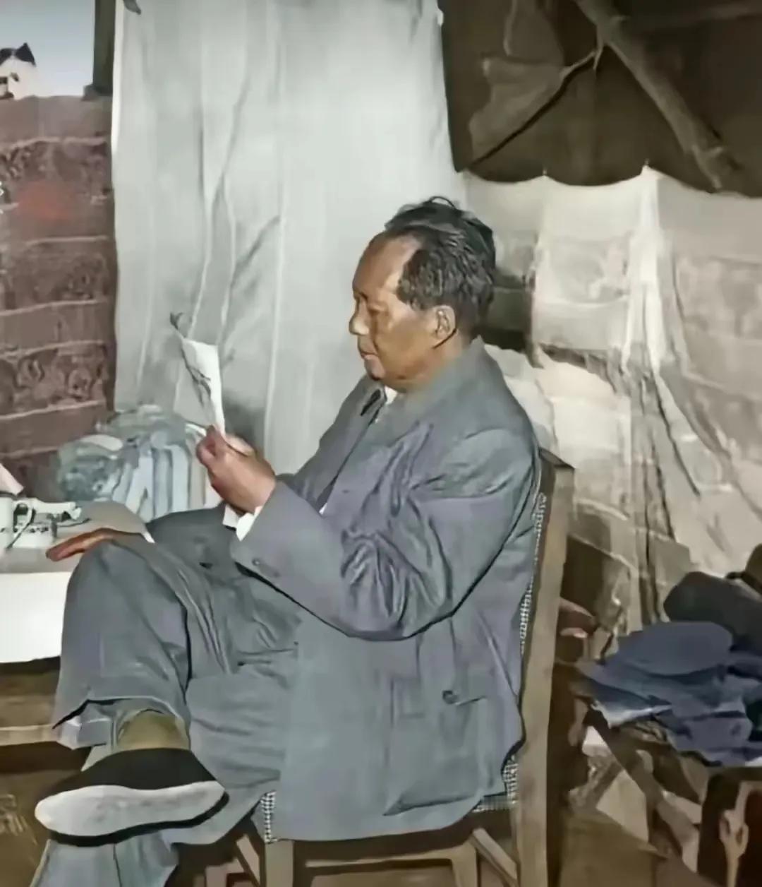 这张照片我是第一次看到。1959年，毛主席参加修建十三陵水库劳动，在休息时的情景