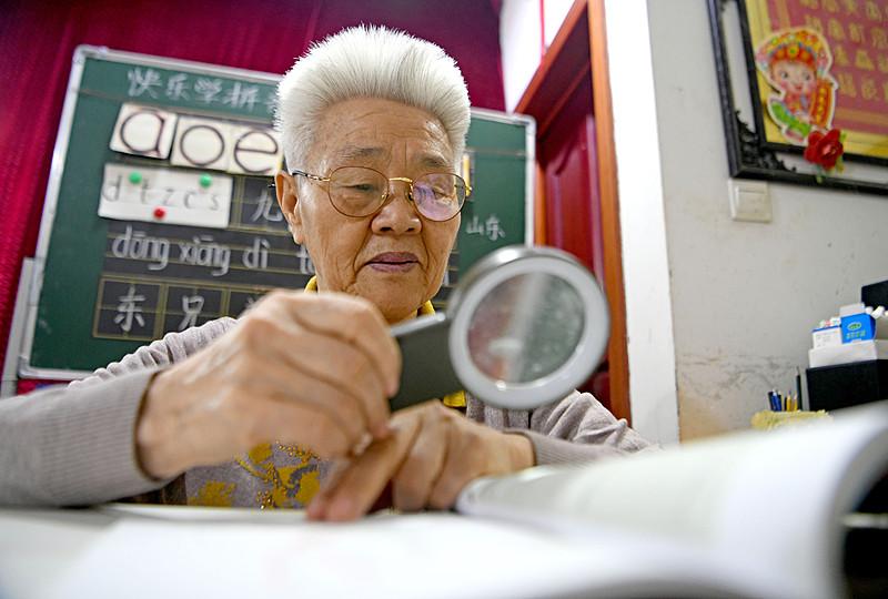 临近退休，个别老教师选择了放弃五年一次的资格注册。不是不爱讲台，是实在折腾不动了
