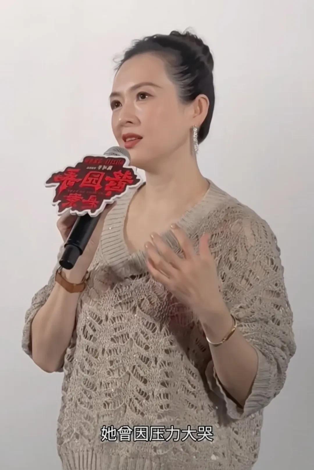 章子怡被20年老粉感动落泪。在《酱园弄·悬案》上海路演现场，发生了超暖心的一幕。
