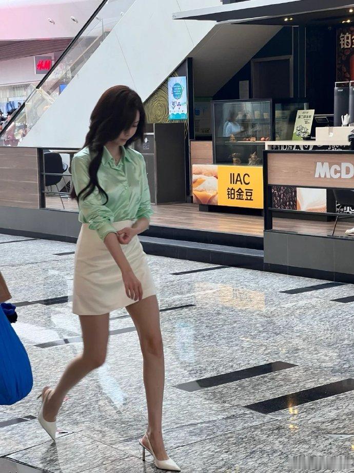 宋妍霏薄荷绿西装搭配小短裙，玩转下半身失踪look，尽显时尚魅力，轻松演绎独特风
