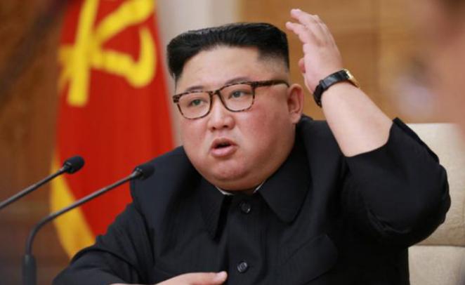 朝鲜终于出手了！金正恩亲自现身，一枚导弹砸向了日本海。2025年12月24日