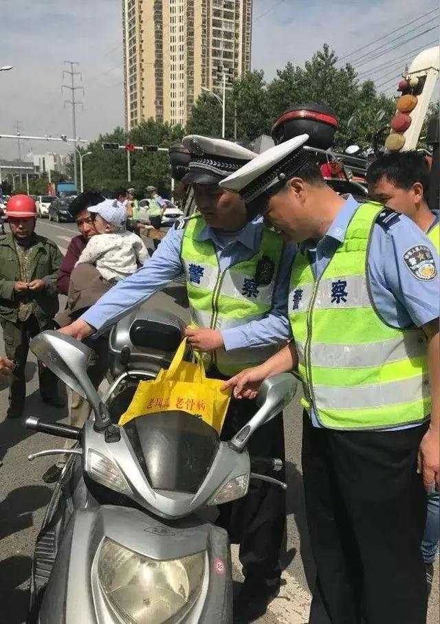 南阳公职人员带头淘汰非标电动车带头守安全树新风近日，南阳向全市公职人员发出倡