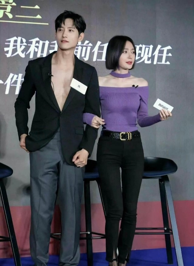 秦岚为啥要在牛仔裤里套上黑丝袜啊