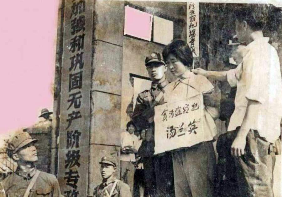 1977年，汤兰英被枪决的一张镜头，她低着头，全身软绵，面无血色。那张照片拍摄