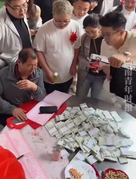 笑不活了，陕西，一男子提着一个箱子来参加朋友婚礼，随即男子来到挂礼处时，直接把箱