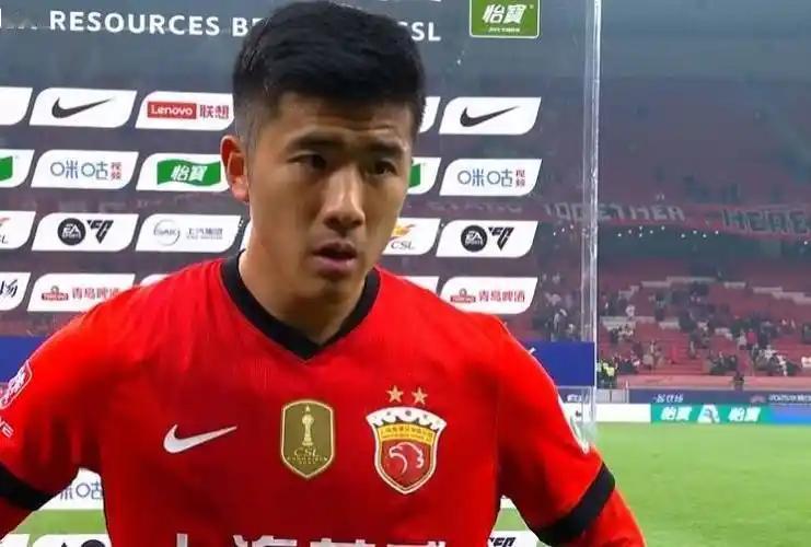 咱们说说李圣龙这事儿吧。简单讲，就是个老将留守在上海海港，但这赛季连中超报名名单