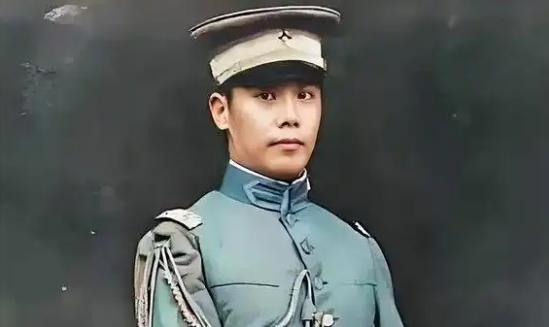 1948年，70岁、生活困顿的袁克定流落街头，却意外遇到了曾经的老仆人。仆人每天