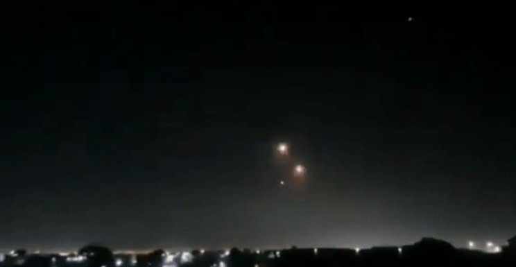 伊朗、也门胡塞都向以色列发射导弹，现场弹如雨下，伊朗中程导弹速度，超过以色列铁穹