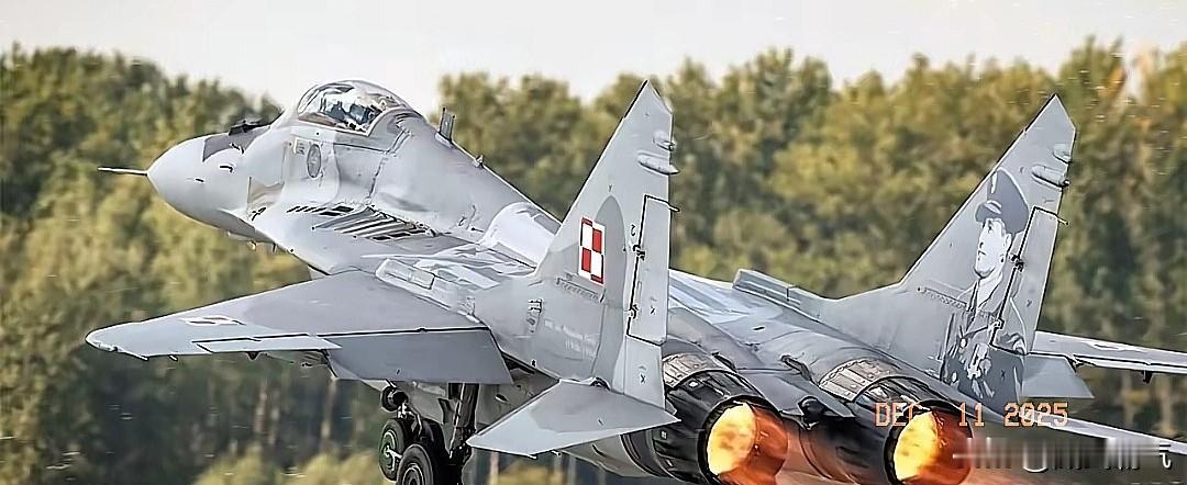 根据最新消息显示是美国刚暂停向中国商飞出售喷气发动机相关技术，中国国航、东航、南