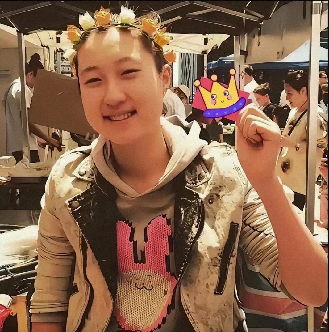 吴卓林终于摆脱“成龙女儿”的标签，不靠成龙百亿资产，在旺角夜市支起小摊，售卖亲手