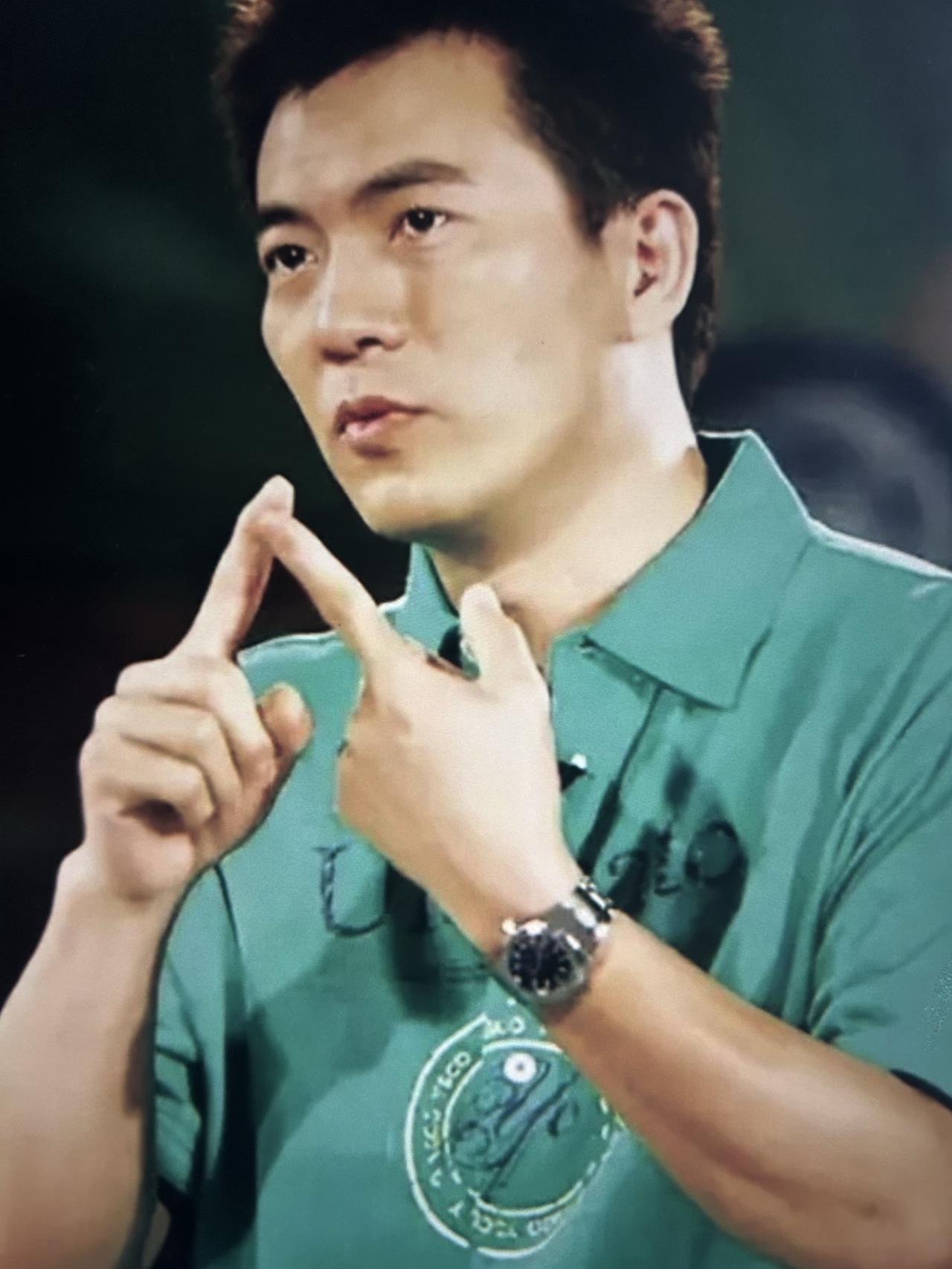 黄健翔在太太孙颖做完乳腺癌手术后立即提出离婚。孙颖眼含泪水痛声质问：“我17岁便