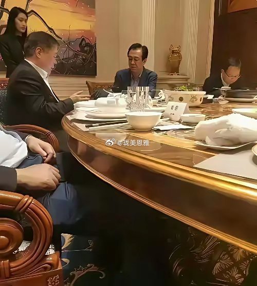 许老板当初参加应酬在饭局上面对山珍海味也是一脸的不开心而当他回到老家和家人一起吃