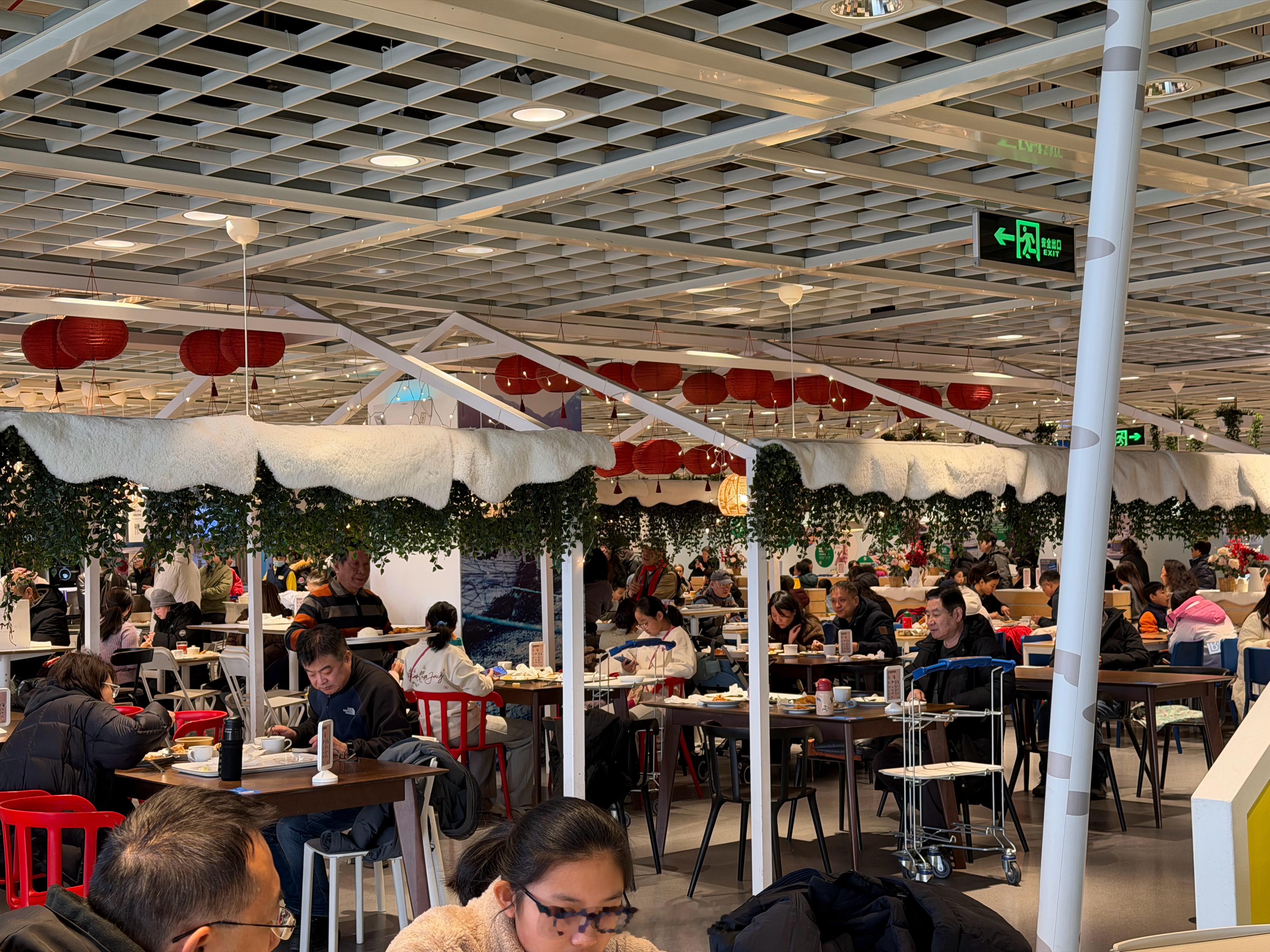 来看看周一的宜家，连吃饭的空桌都没有，人太多了！！