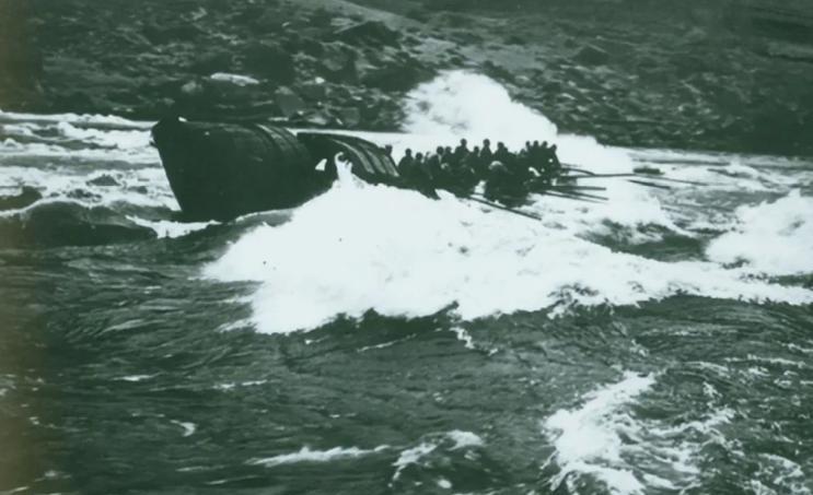 1942年，渔民陈根土载着16个日军过江。不料，船到江心，他突然哈哈大笑，纵身一