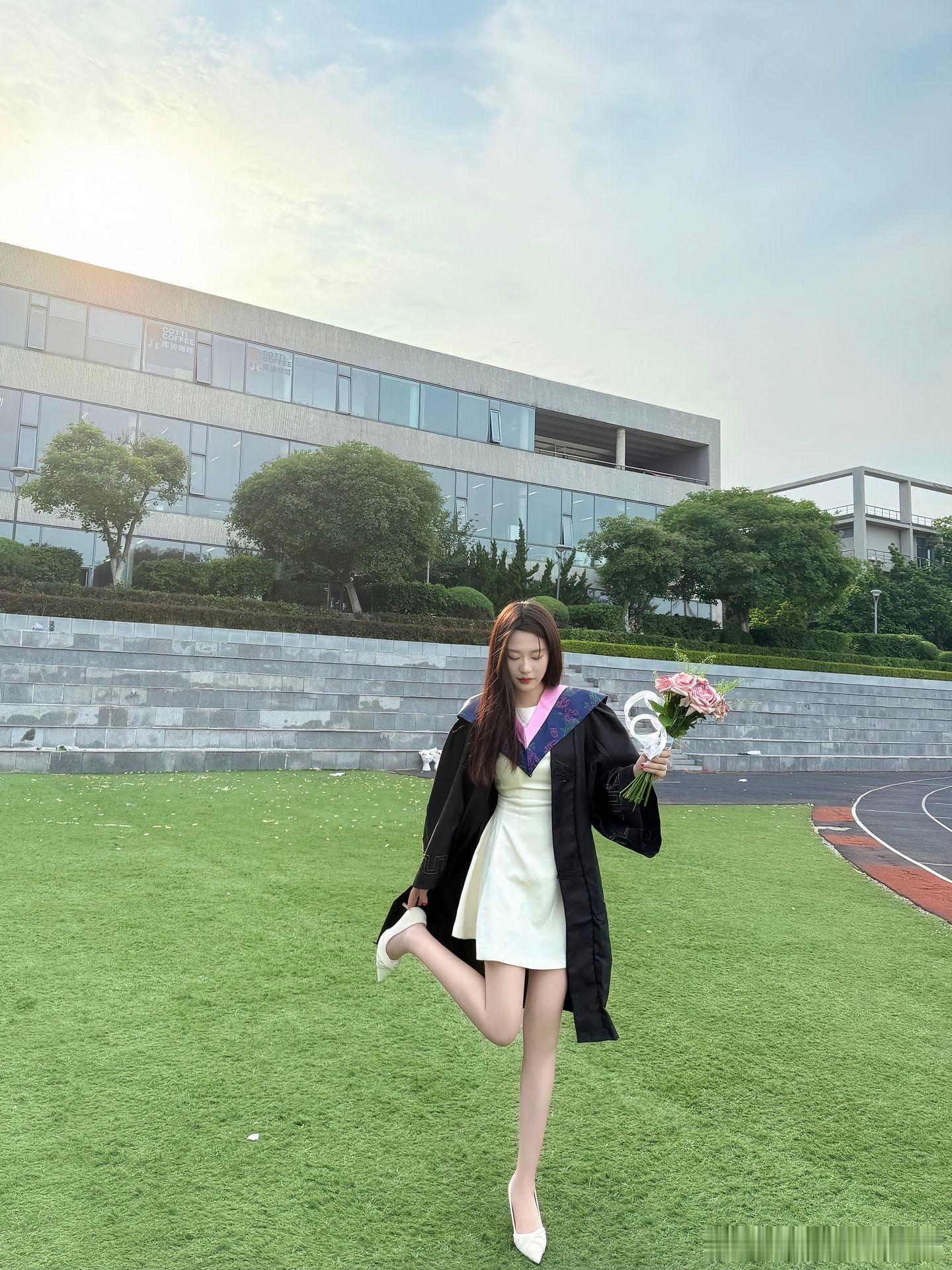 白色高跟鞋，学姐的最美毕业照～​​​
