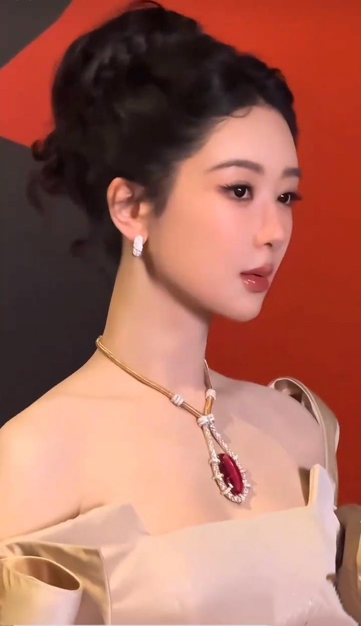 杨紫这状态说是20岁不过分吧？生图能打、怼脸不崩、身材在线，谁看了不服[赞][赞