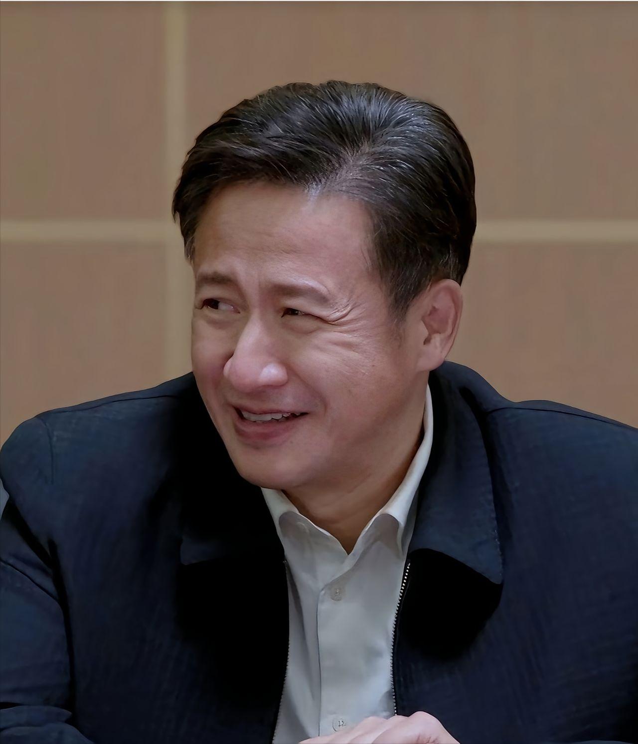 演员张国强说：片酬谈崩那晚于震摔门走了，导演康洪雷盯着空荡荡的排练厅，抄起手机就