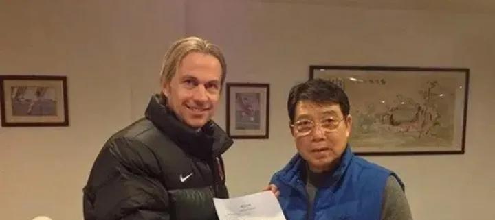 申花会不会重新请回海港门将教练沃克！我们知道沃克崩溃上申花门将教练！当时培养了王