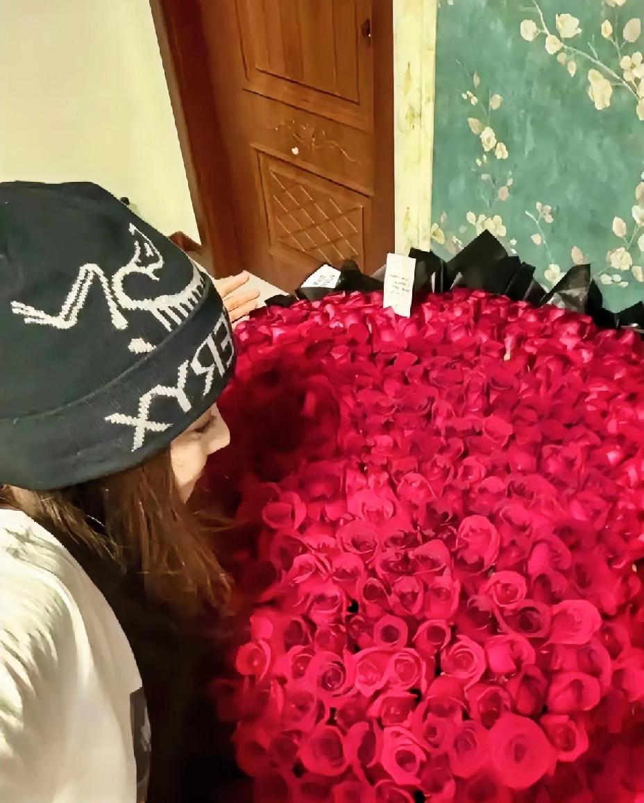 哇，梁甜甜好浪漫，情人节送老婆这么大束鲜花，怪不得这么年轻就是两个孩子的爹了