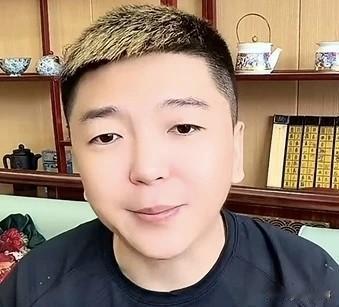 王某人表忠心愿与T佑再续签30年合同，分析“驴家”王大拿手握几亿资产，称赞二驴为