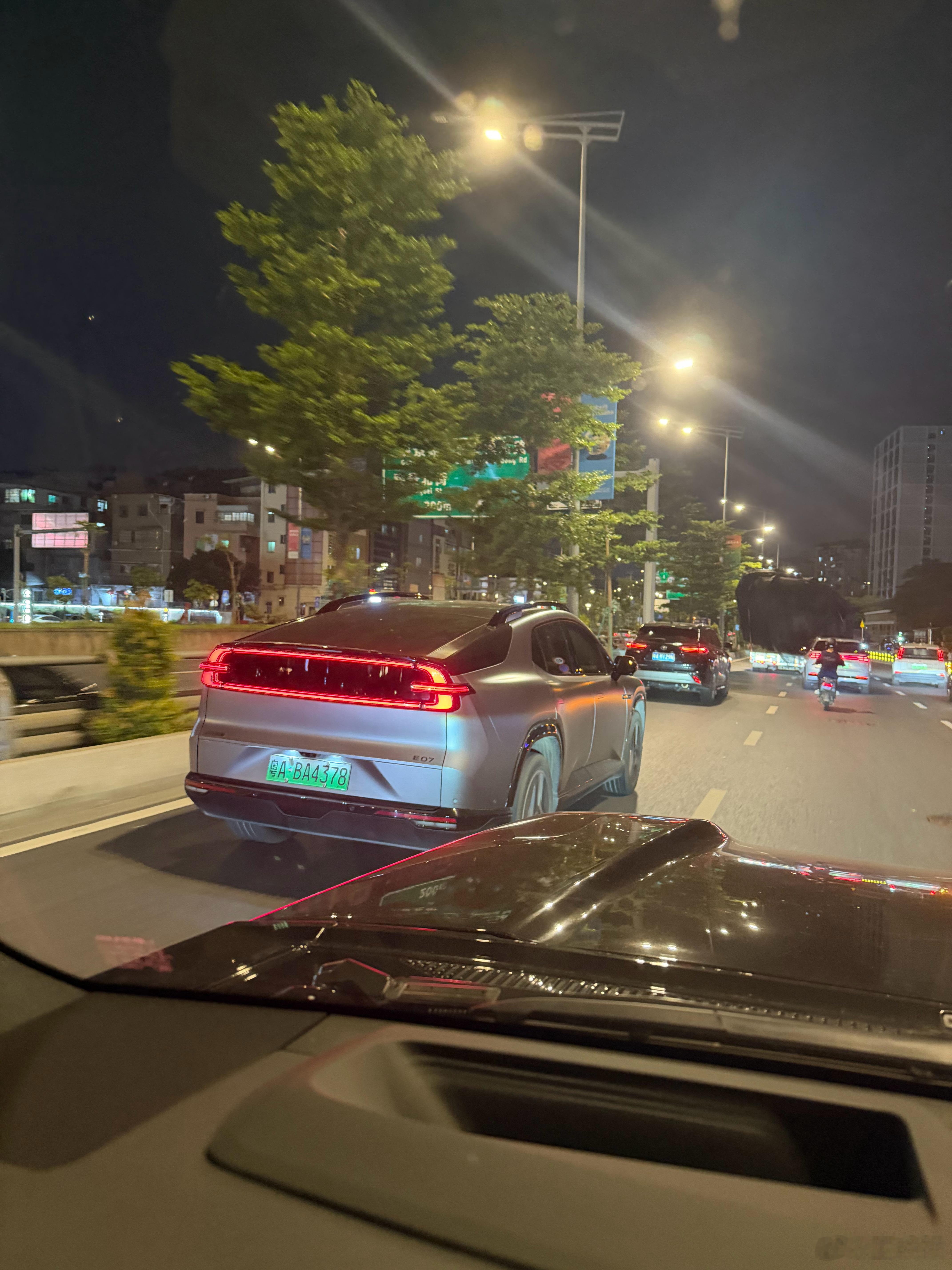 告诉大家一个小秘密，本博其实非常喜欢一个杂牌车，启源E07。这款车造型成熟而前卫