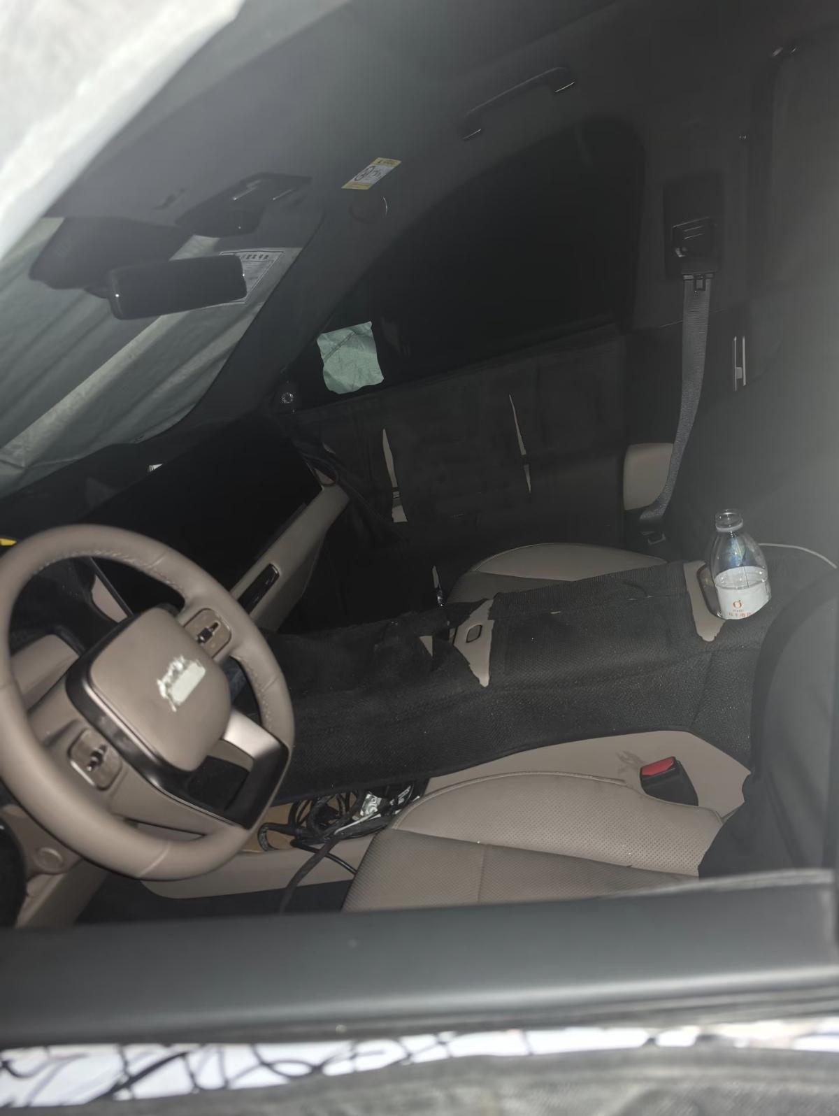 新款理想L9被拍到了，尺寸这回应该是和L8拉出差距了。轮毂是新的，这么看基本上