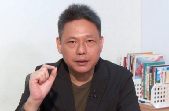 台湾名嘴谢寒冰表示，以前的大陆只会在台湾西面巡逻，在东面呢一直心心念念想去，但是