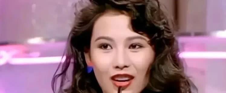 果然，优雅的怼回去，更有杀伤力！当年，17岁的蔡少芬参加港姐竞选，评委成