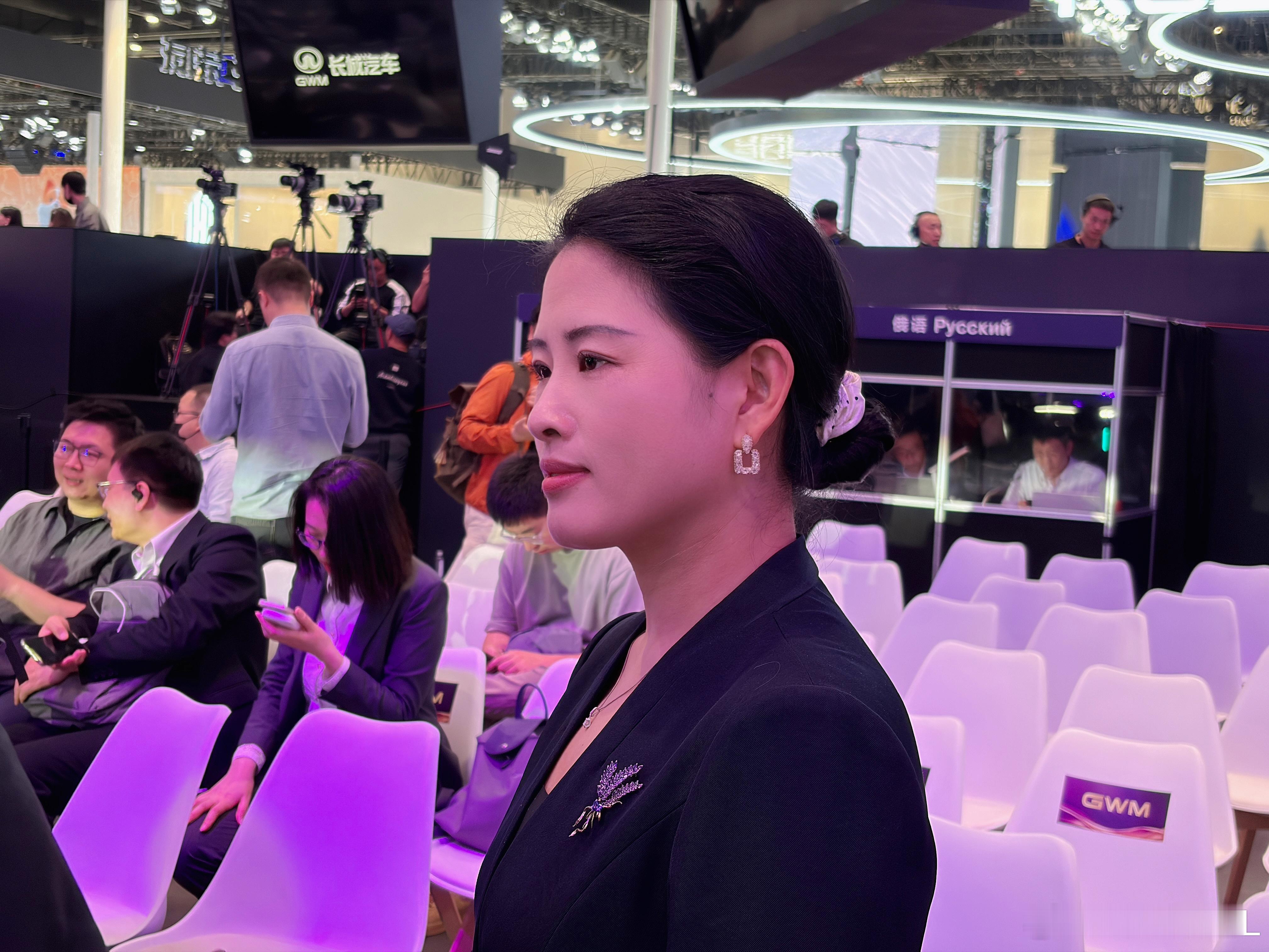 在认真工作。我在偷拍。