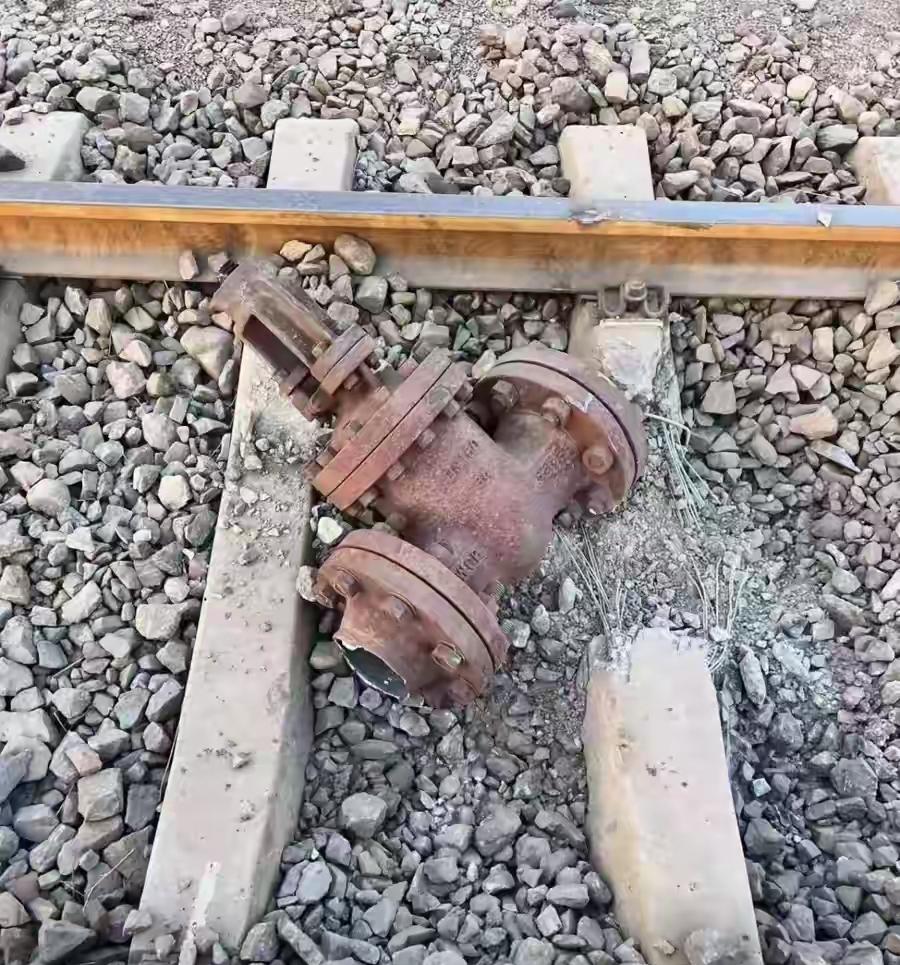 这次包钢的大爆炸，一个大型阀门在离爆炸点五公里的铁路上被找到。万幸的是没有砸中过