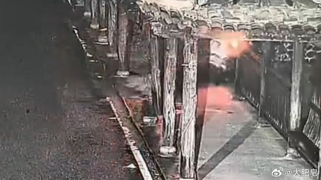 汽车坠桥致5死疑监控画面曝光转过去了，方向盘没有回正，而且还碰到了柱子之后又踩