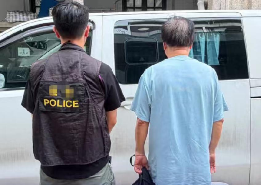 77岁了还想“浪漫一晚”，结果刚搂着女子进屋，就被警方一锅端了！现场抱头蹲下，场