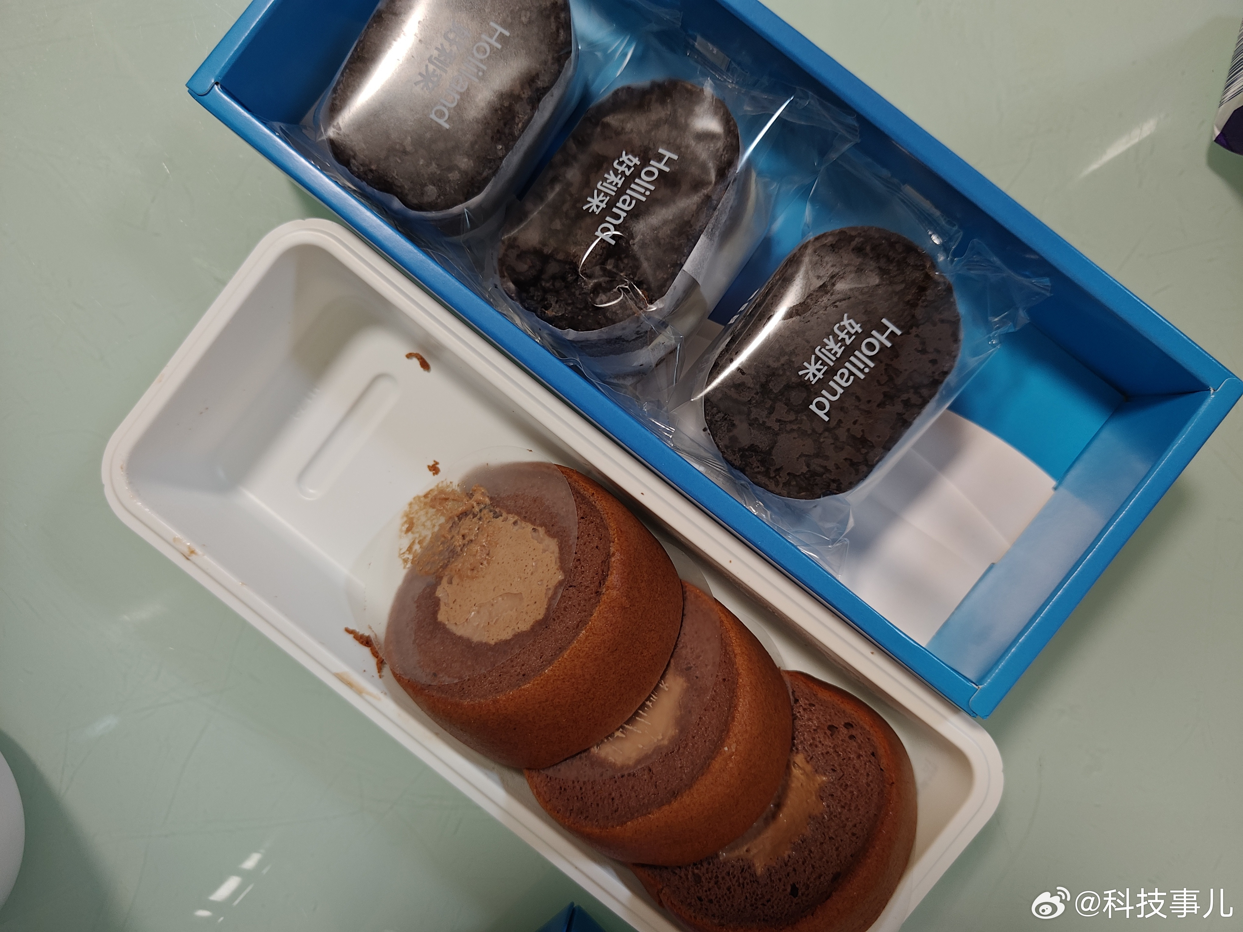 昨天在宝安大仟里好利来买的半熟芝士卷，40一盒，边上这个瑞士卷26一盒，肉松小贝
