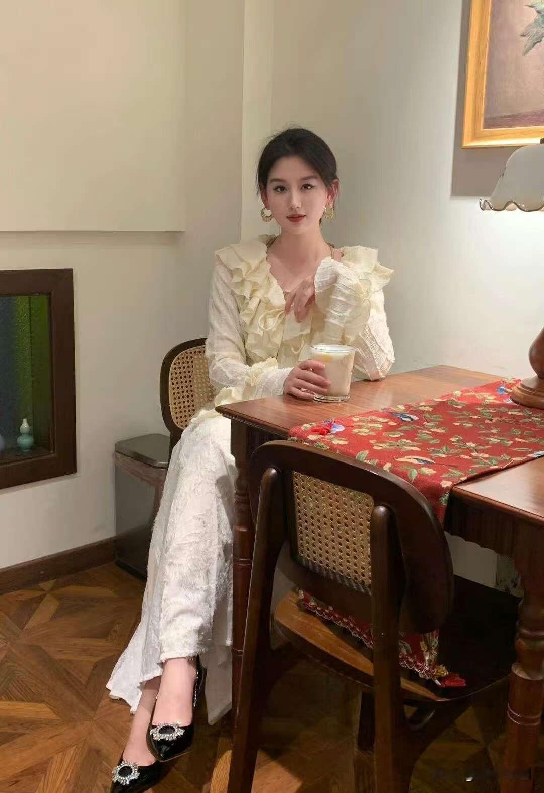 人很漂亮，就是手机像素不行