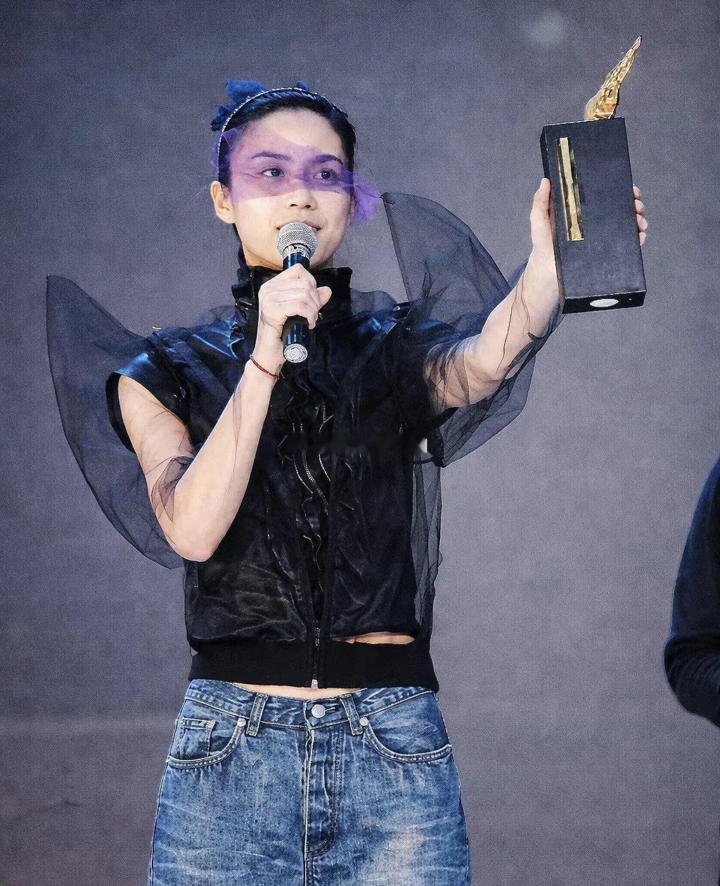 这张合照就是王菲为新歌《主角》录音时，和搭档录音师吴澎的工作照，非常难得。天后冻