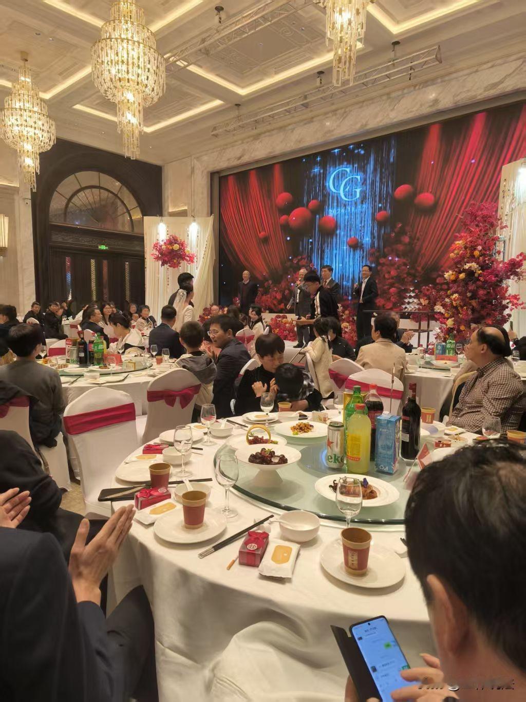 太闹心了！广西柳州，新人结婚预订了90桌酒席，本想着热热闹闹大办一场，可谁知，酒