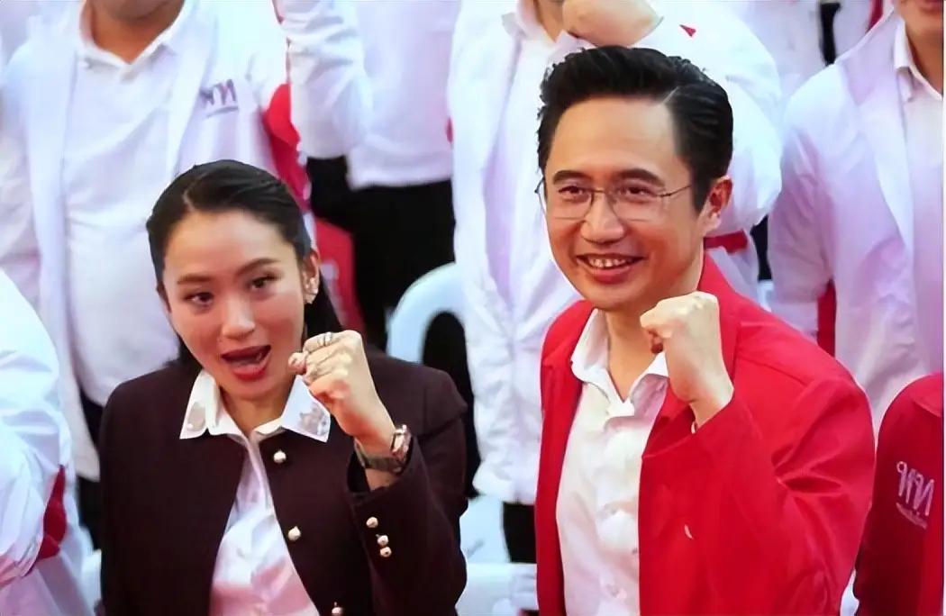 泰国前总理他信所在的为泰党大选获74席位，是为泰党现阶段的真实民意支持率，很客观