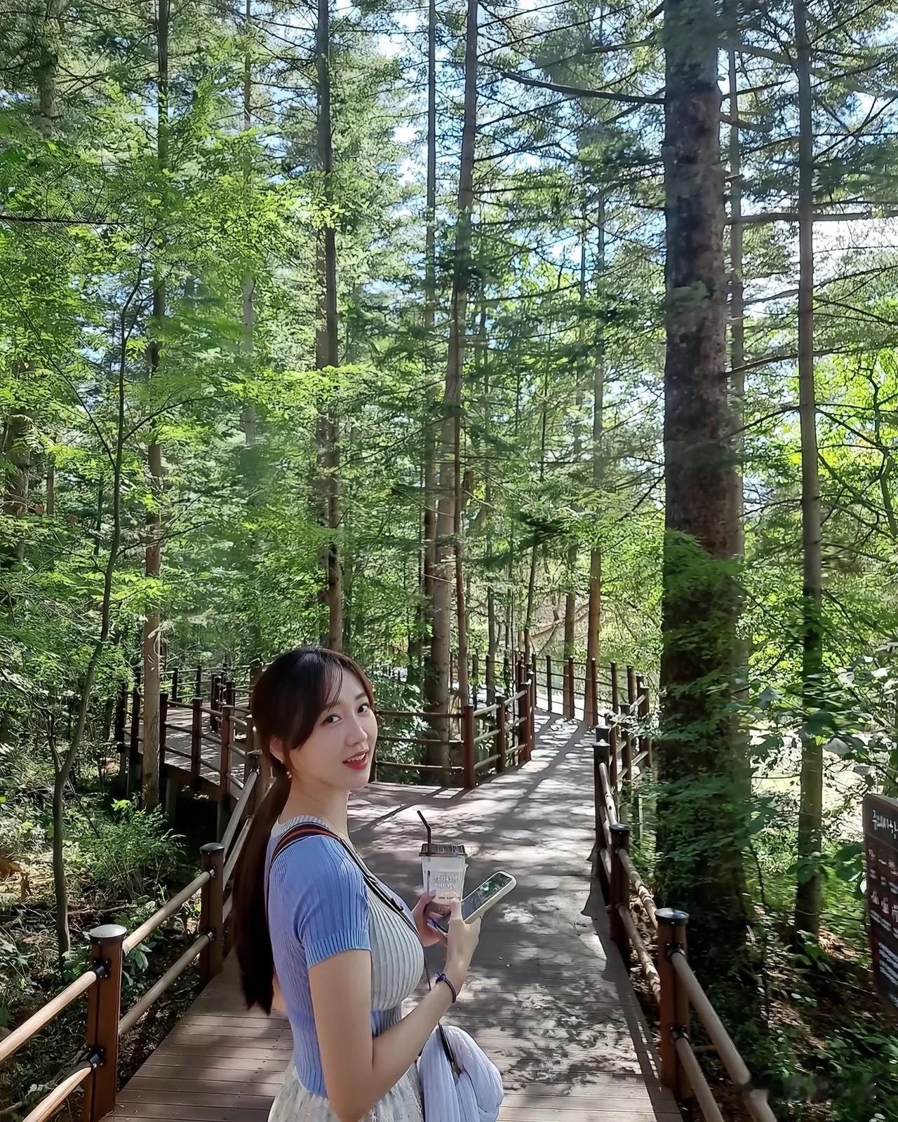 在豪华酒店享受慵懒的午后时光🛏️✨