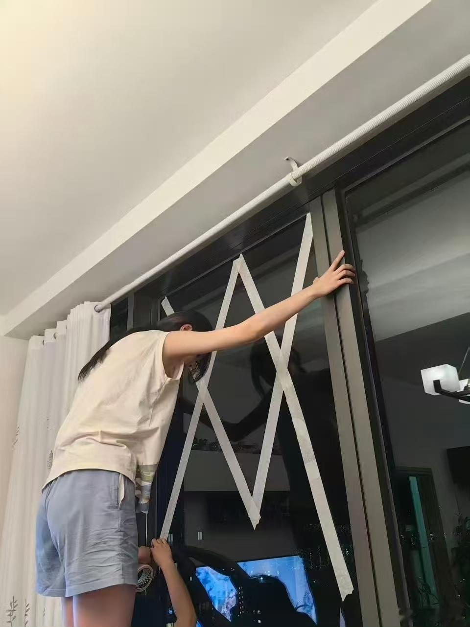 港星李若彤连夜防台风！桦加沙要来了，这次连港星李若彤都被吓到，全家出动连夜贴窗