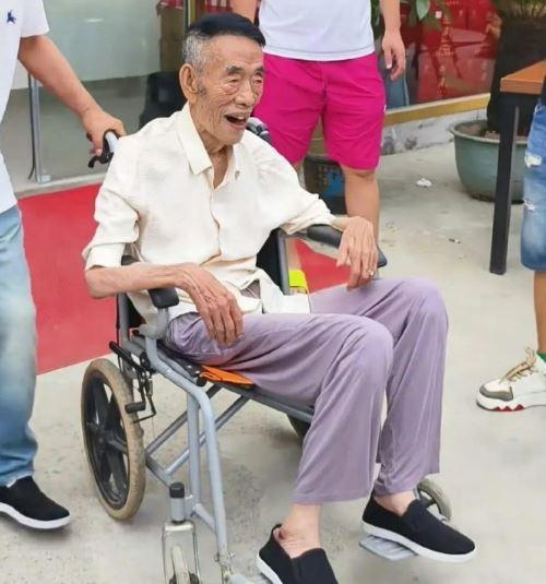 94岁杨少华，零上30度天气在外面剪彩，双腿无法动弹，任人摆布！94岁相声大师