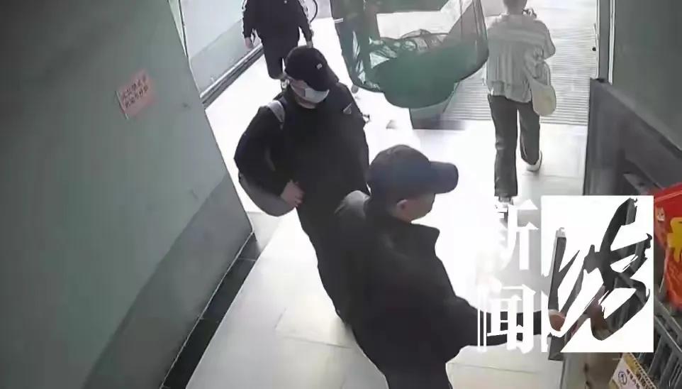 4月15日，上海，一爷叔看到2个男子在小区很怪异，20多℃的天气却穿的非常严实，