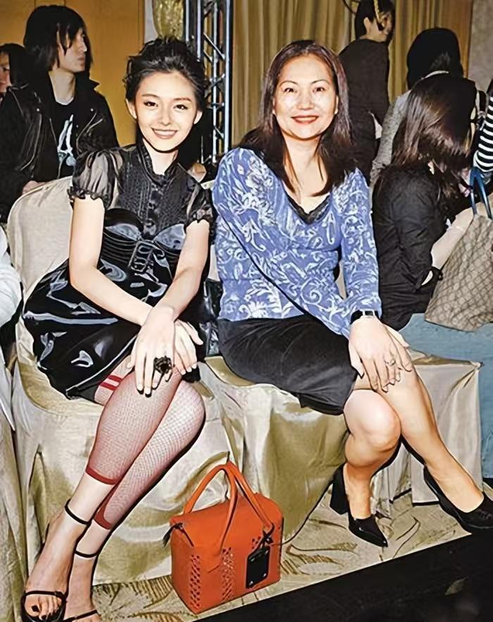 一个母亲，在女儿们成为巨星后，依然选择住在旧公寓里。黄春梅年轻时，婚姻并不顺