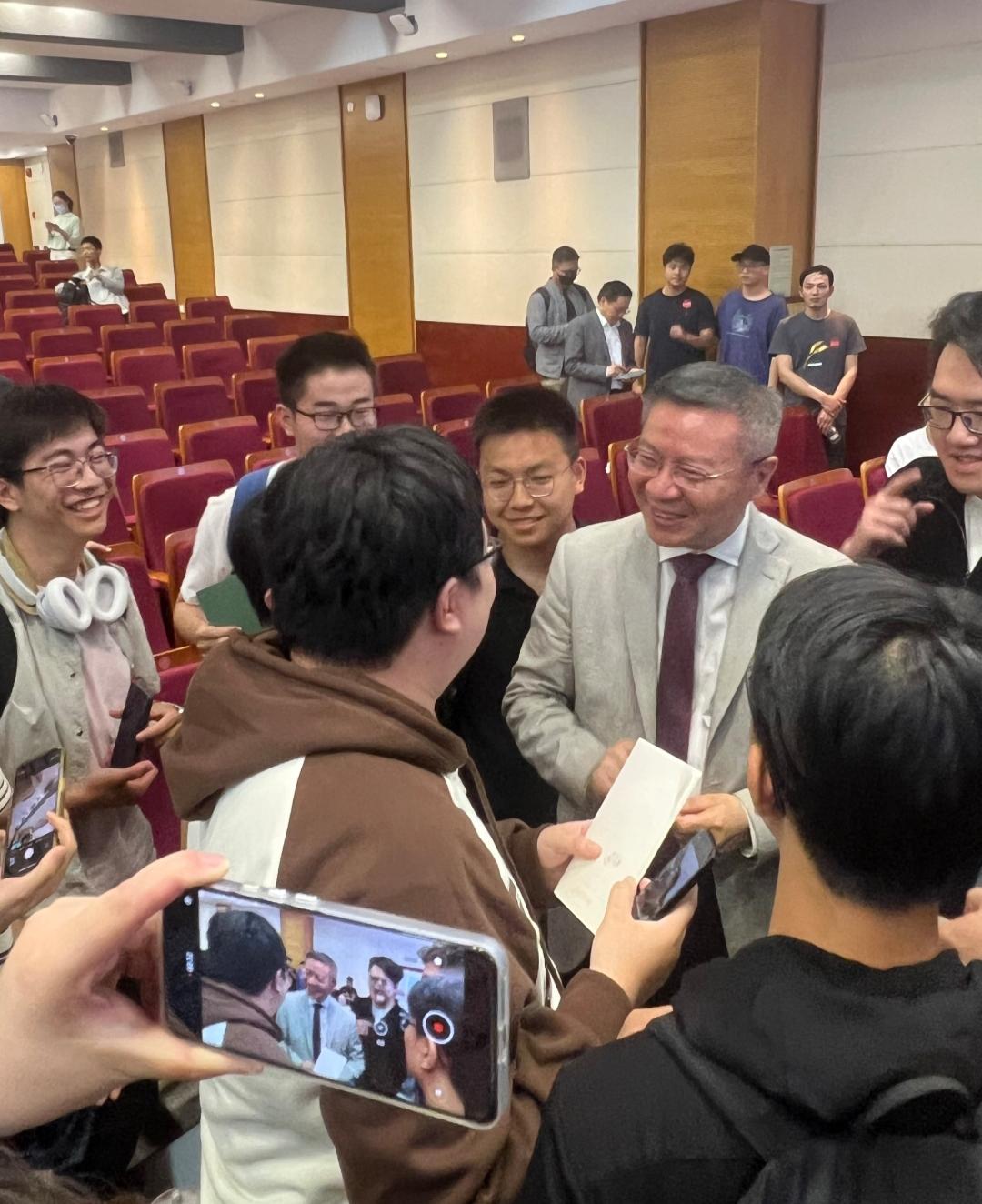 谈谈张维为教授为什么受学生们的欢迎？复旦大学张维为教授在国内高校演讲时受到了明