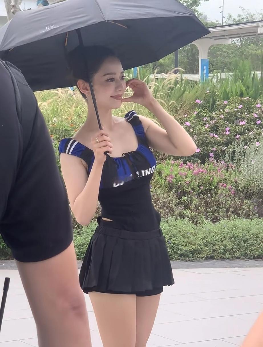 4月14日，郎朗妻子吉娜现身深圳欢乐港湾录节目，这回她终于有了A4纸腰，腰太细了