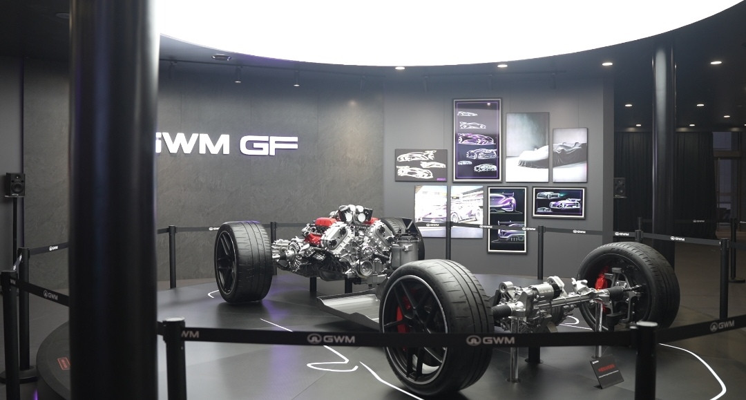 逛北京车展，发现魏建军是真忙！从宝马CEO组团围观长城自研V8，到中国科协主席万